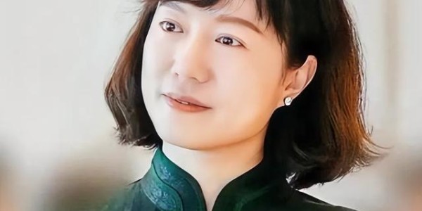 开云-卷巨额遗产出逃英国，给杨振宁戴绿帽子，翁帆身上的谣言有多离谱