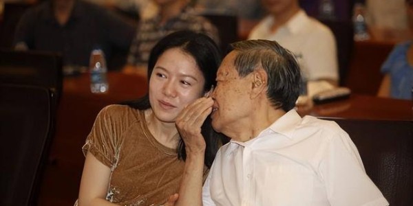 开云-卷巨额遗产出逃英国，给杨振宁戴绿帽子，翁帆身上的谣言有多离谱